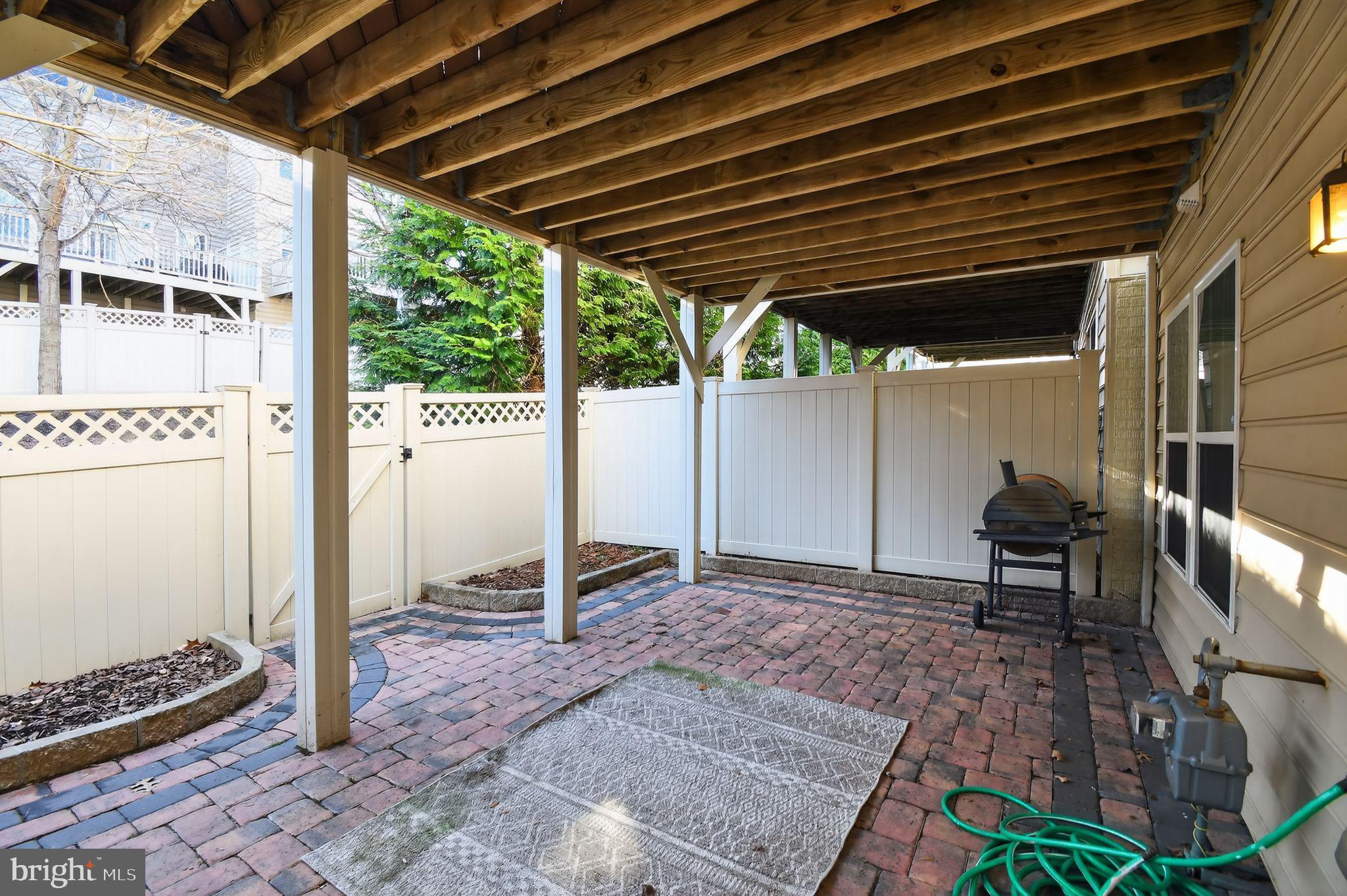 BEACH TREE - Residential Lease