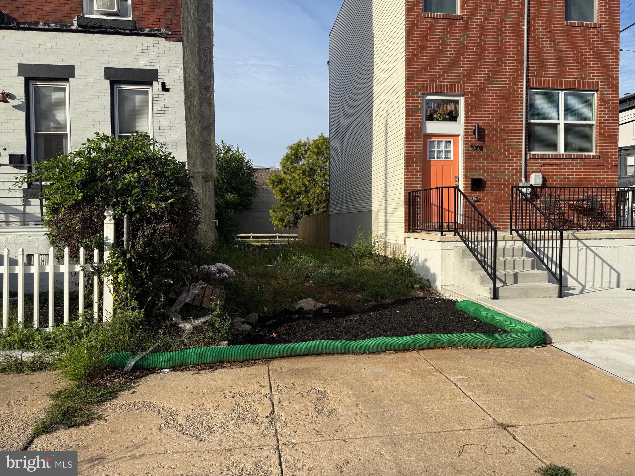 STRAWBERRY MANSION - Land