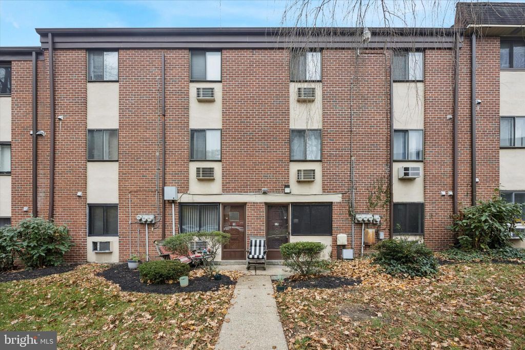 Photo of 100 E Glenolden Avenue #D-17, GLENOLDEN, PA 19036 (MLS # PADE2105096)