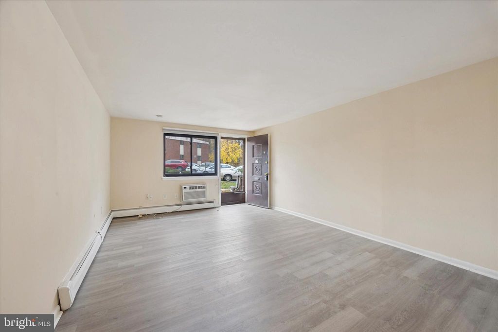 Photo of 100 E Glenolden Avenue #D-17, GLENOLDEN, PA 19036 (MLS # PADE2105096)