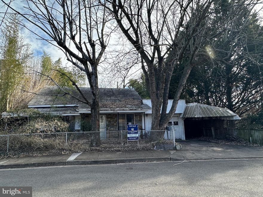 Prime redevelopment / builder opportunity in the heart of Arlington! Exceptional location just minutes to Clarendon, Ballston, and Washington, D.C., with easy access to GW Parkway, I-66, and Chain Bridge. Close to Metro, shopping, dining, parks, and Marymount University. Zoned for Taylor ES, Williamsburg MS, and Yorktown HS, with access to Arlington countywide school options. Near the vibrant Cherrydale, Clarendon, and Ballston corridors. Email or text agent for details. sale strictly in as is condition.
property is winterized, power is off. bring your flashlight.