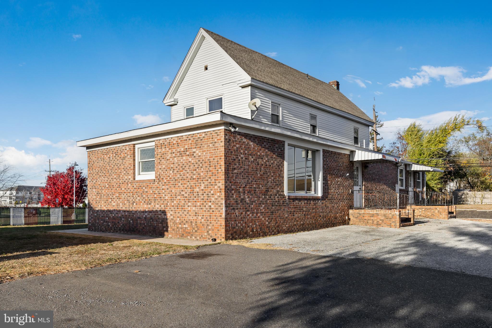 1030 S CHESTER AVENUE