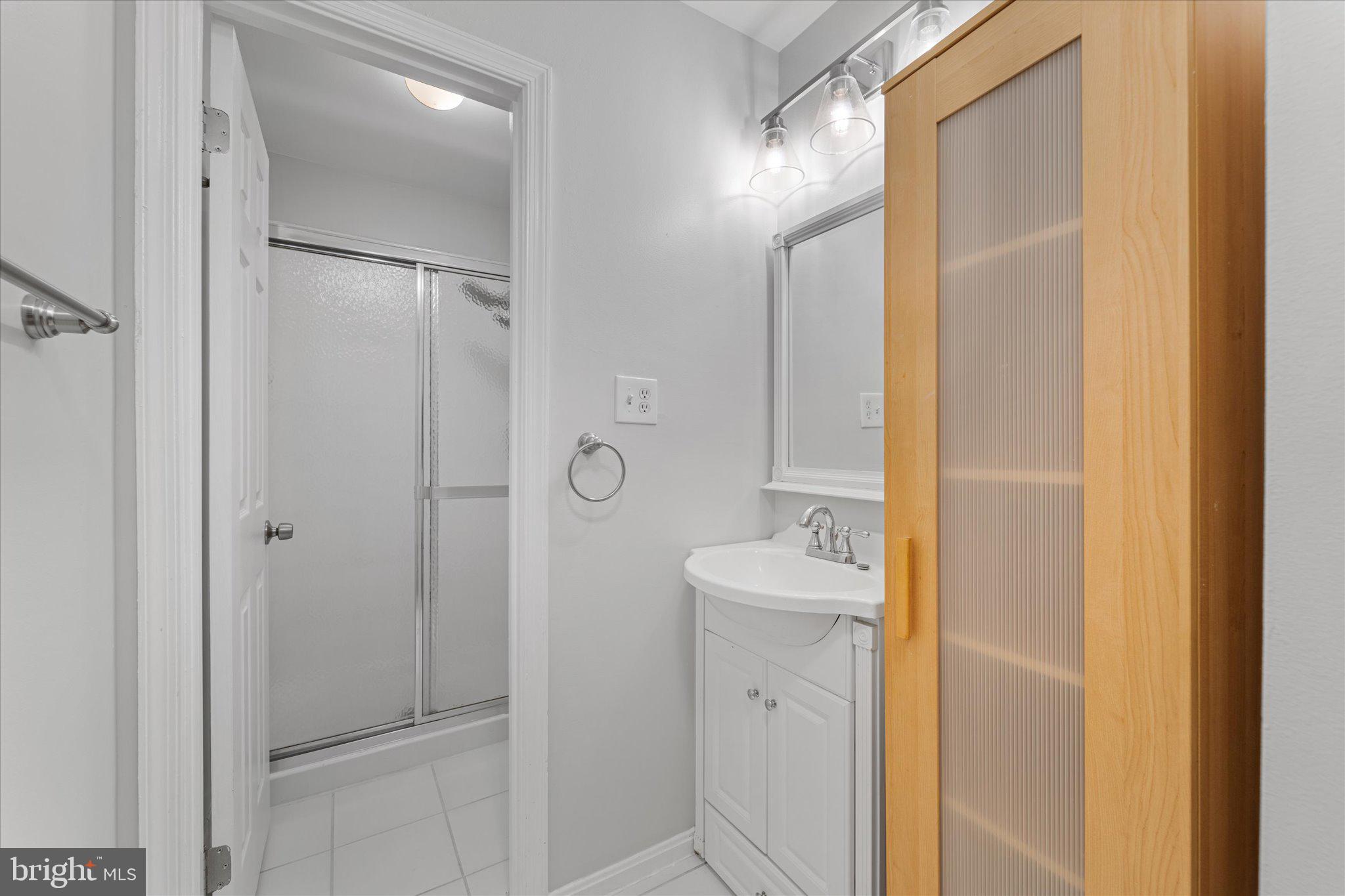 BURKE STATION SQUARE - Residential Lease