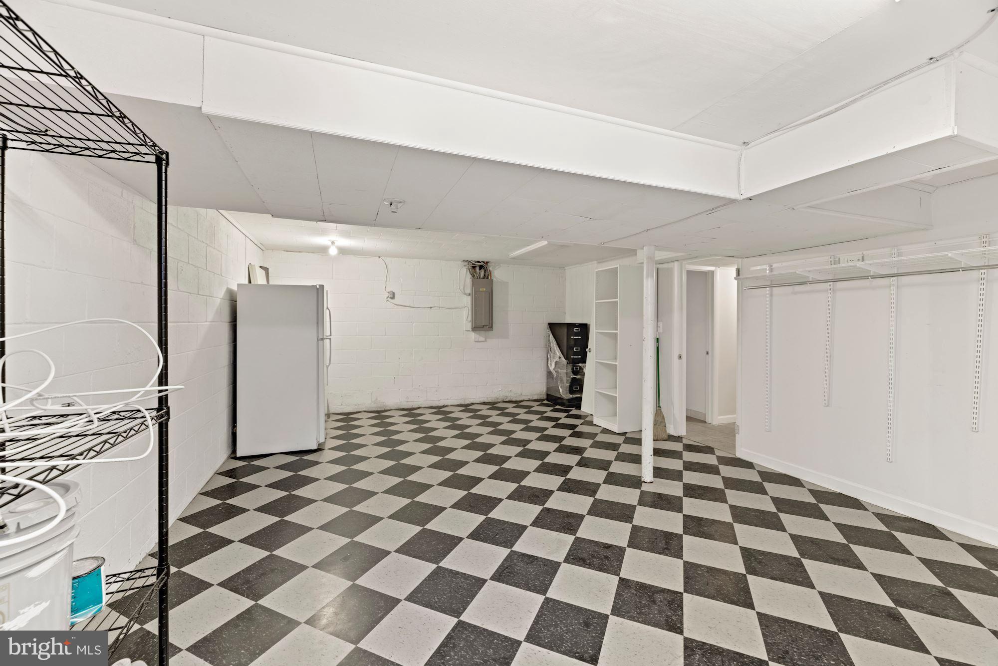 COUNTRY CLUB - Residential Lease