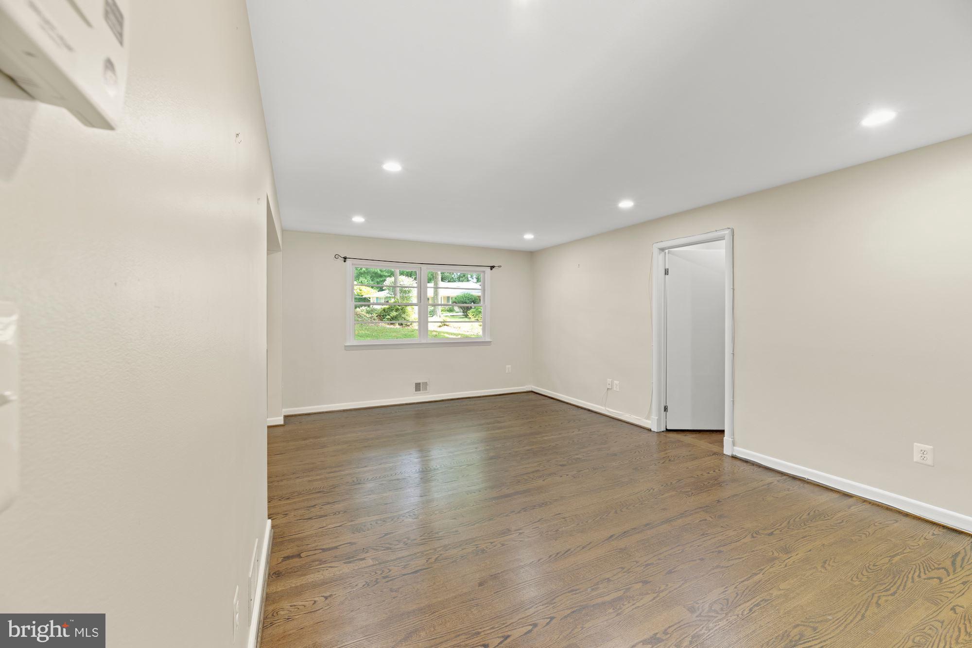 COUNTRY CLUB - Residential Lease