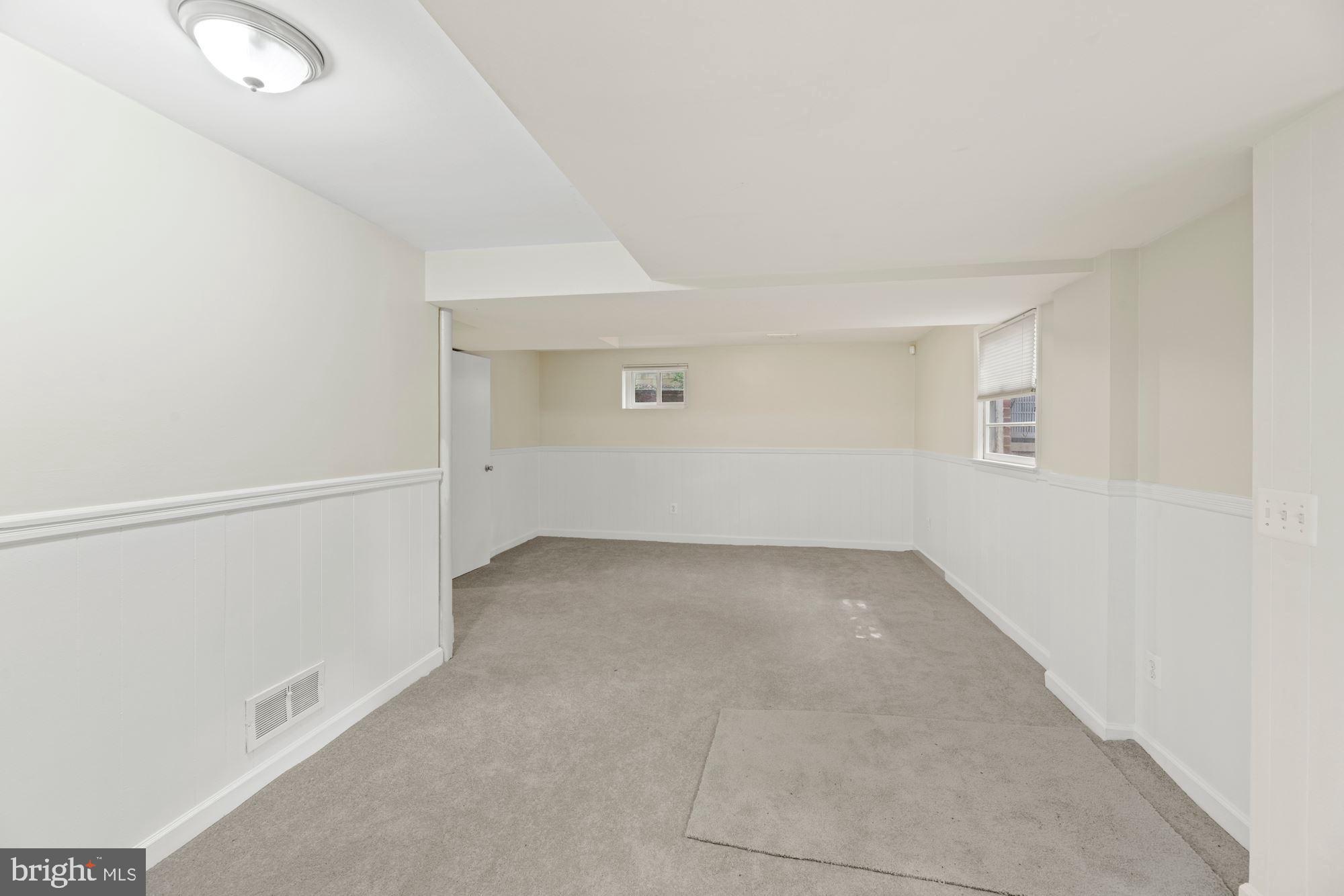 COUNTRY CLUB - Residential Lease