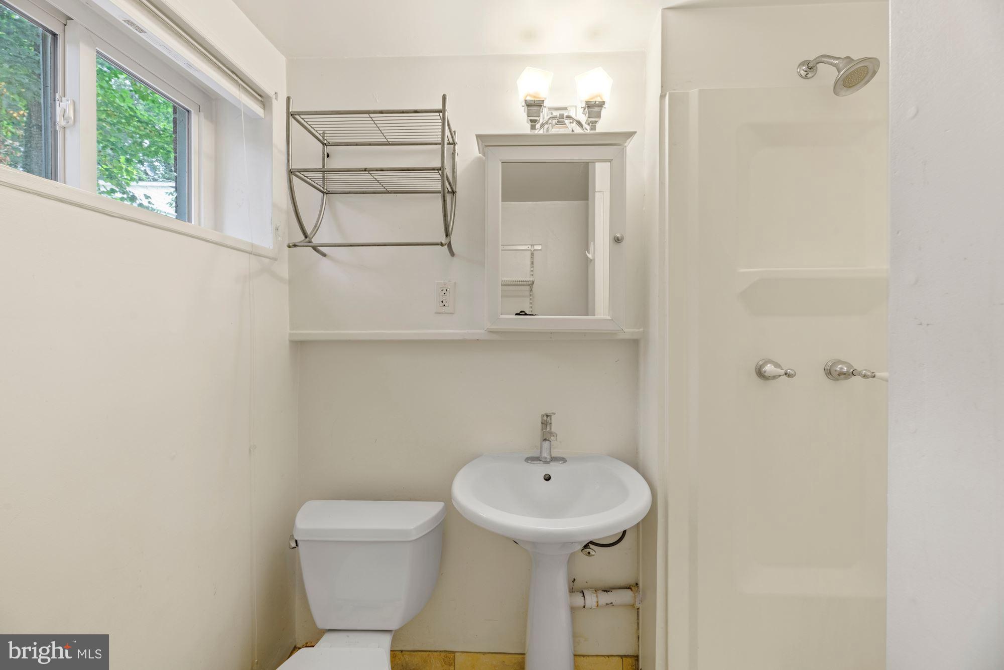 COUNTRY CLUB - Residential Lease