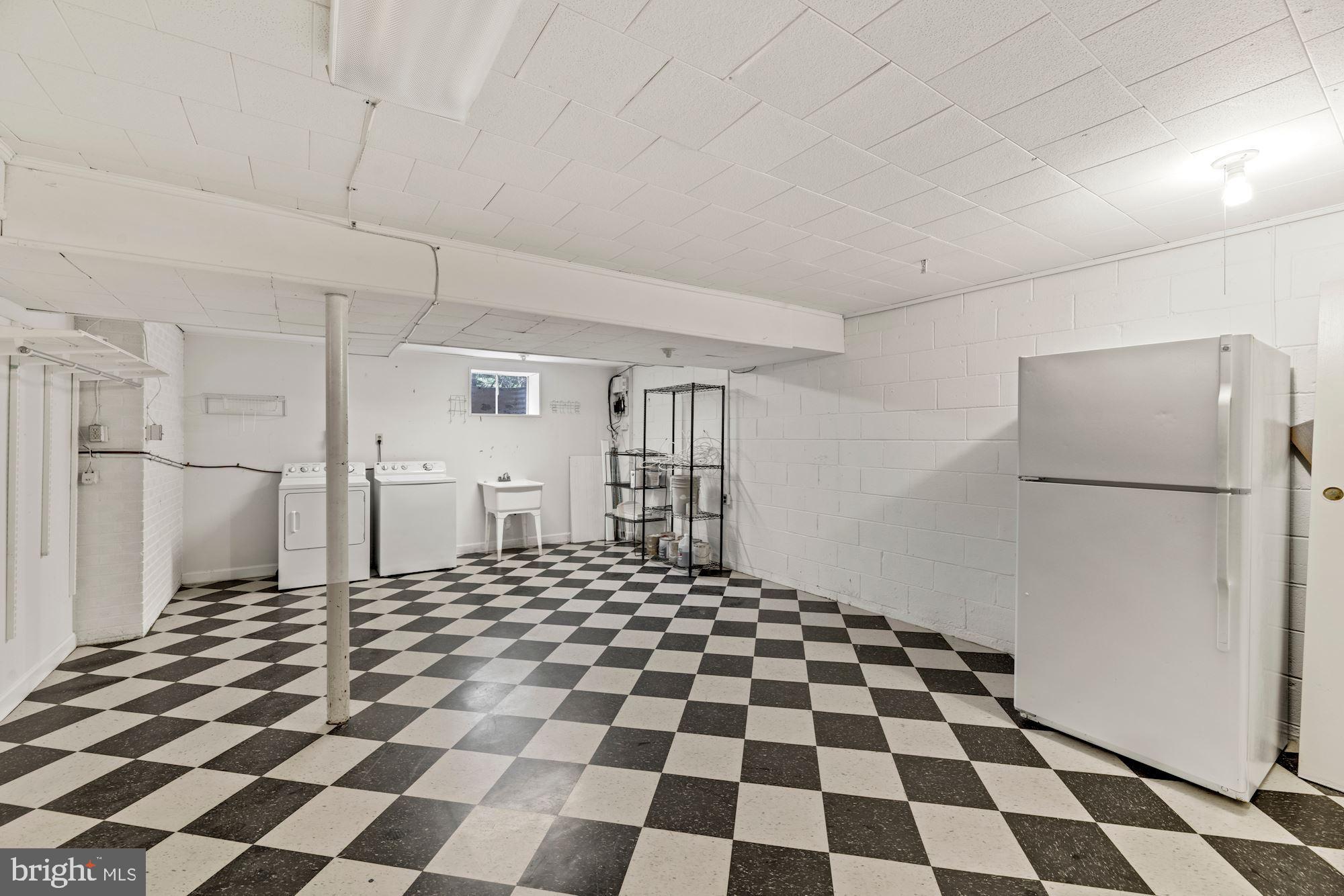 COUNTRY CLUB - Residential Lease