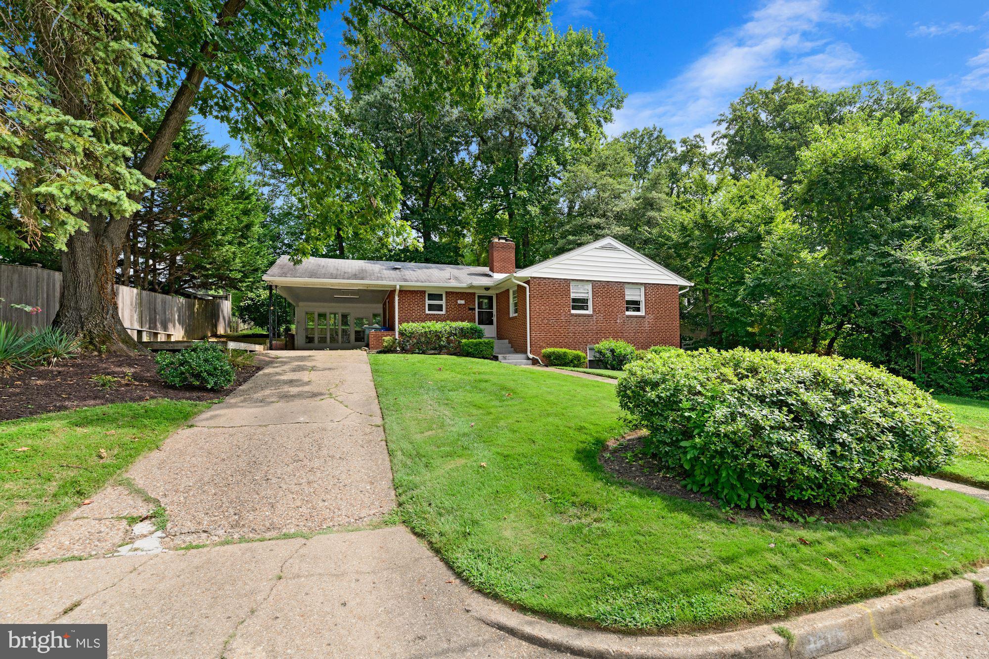 COUNTRY CLUB - Residential Lease