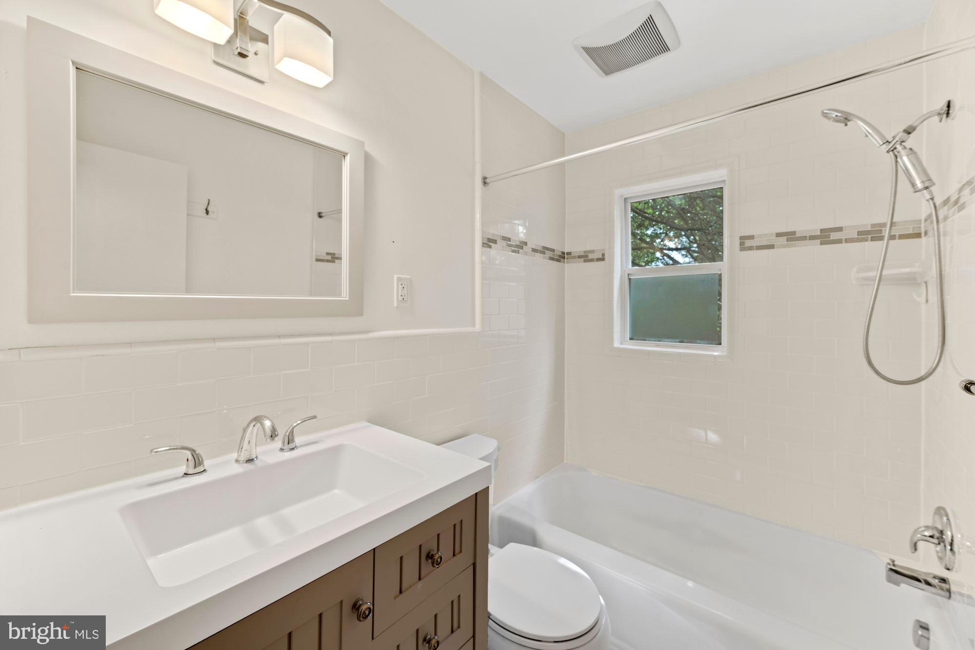 COUNTRY CLUB - Residential Lease