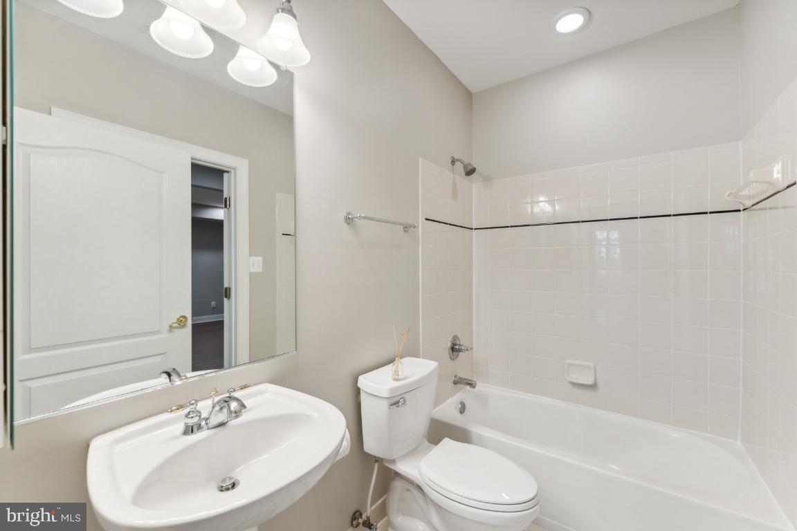 LANSDOWNE ON THE POTOMAC - Residential Lease