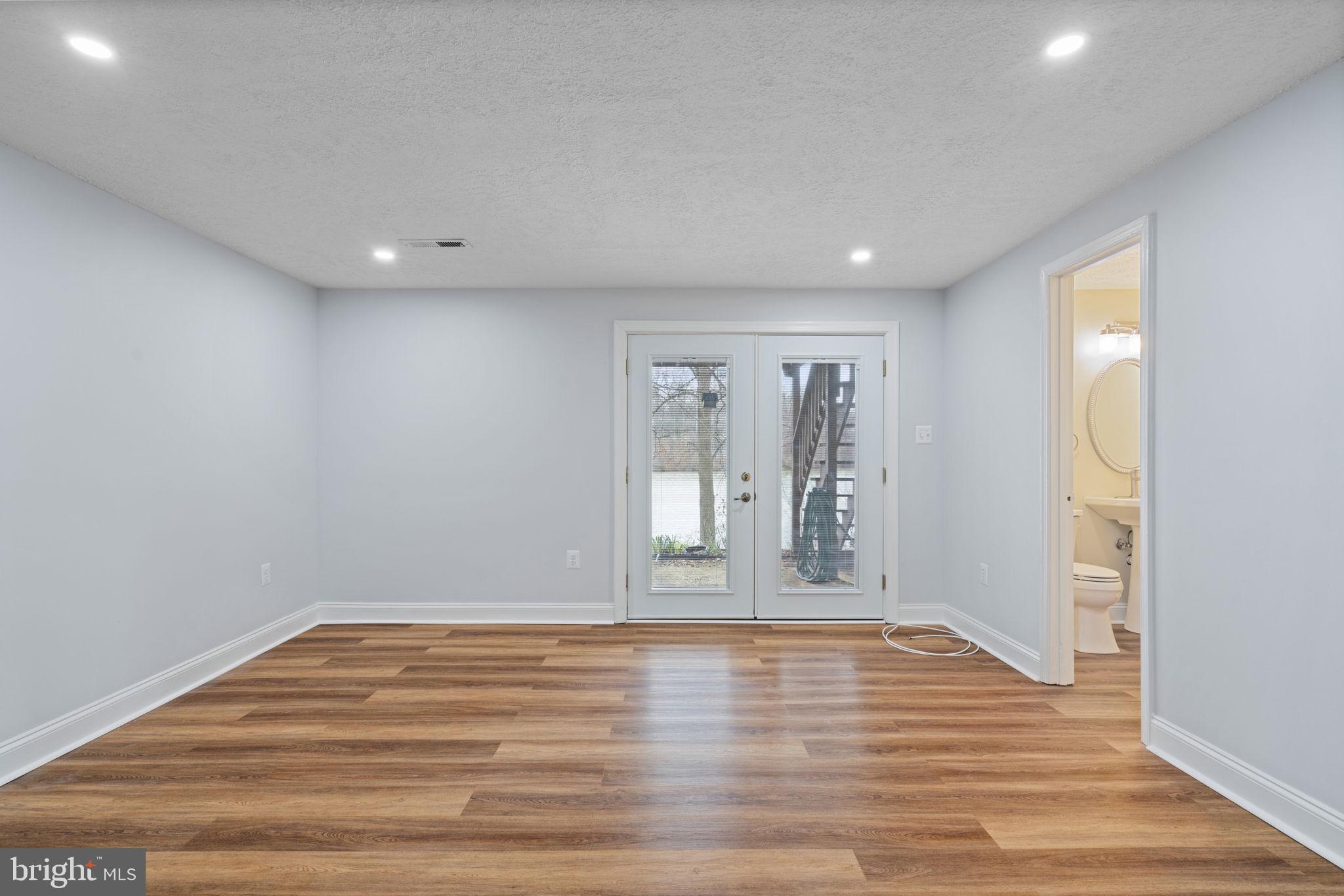 COUNTRY CLUB LAKE - Residential