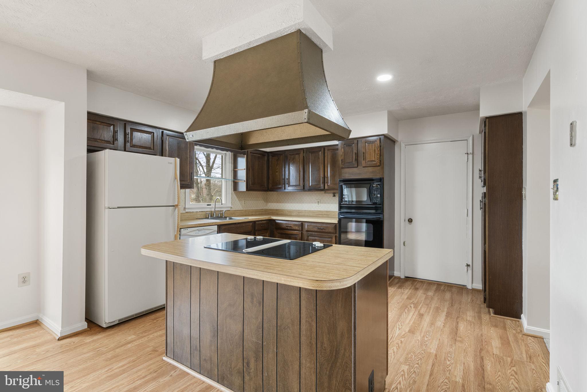 COUNTRY CLUB LAKE - Residential