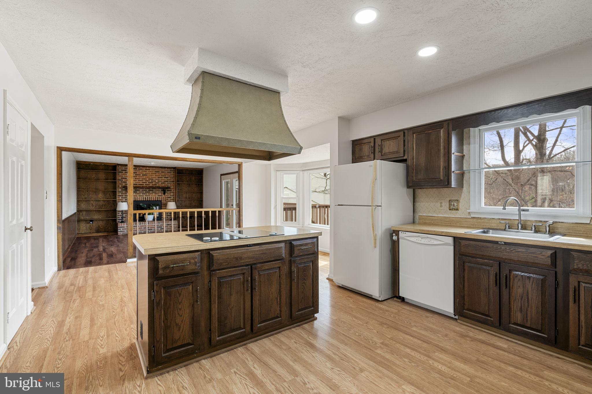 COUNTRY CLUB LAKE - Residential