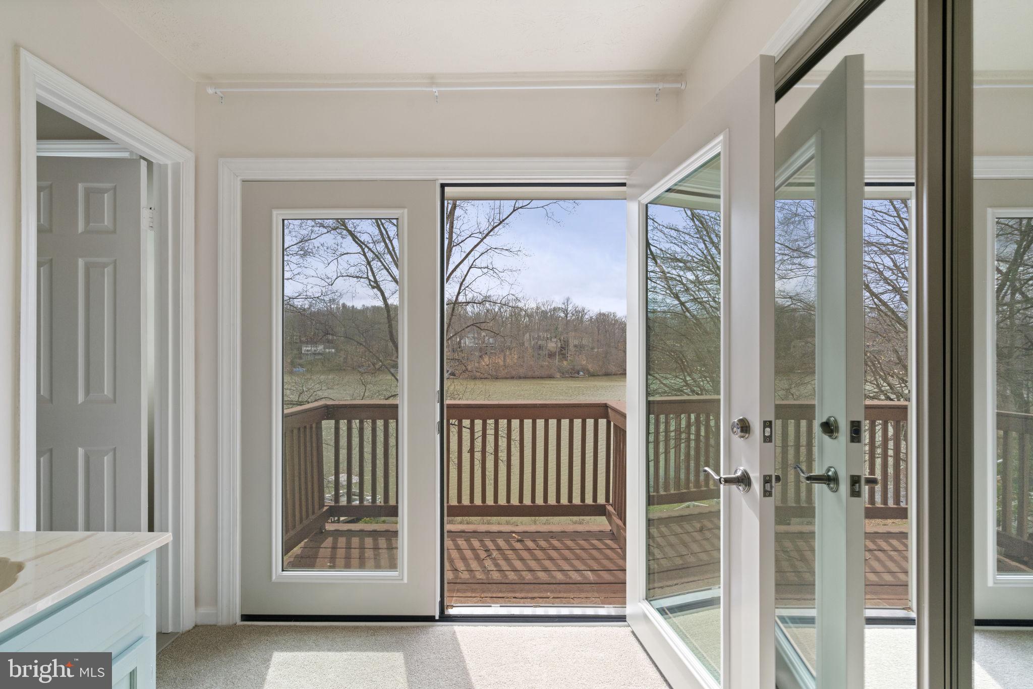 COUNTRY CLUB LAKE - Residential