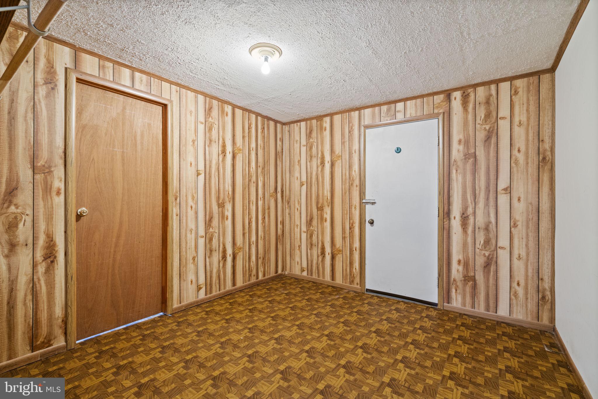 COUNTRY CLUB LAKE - Residential