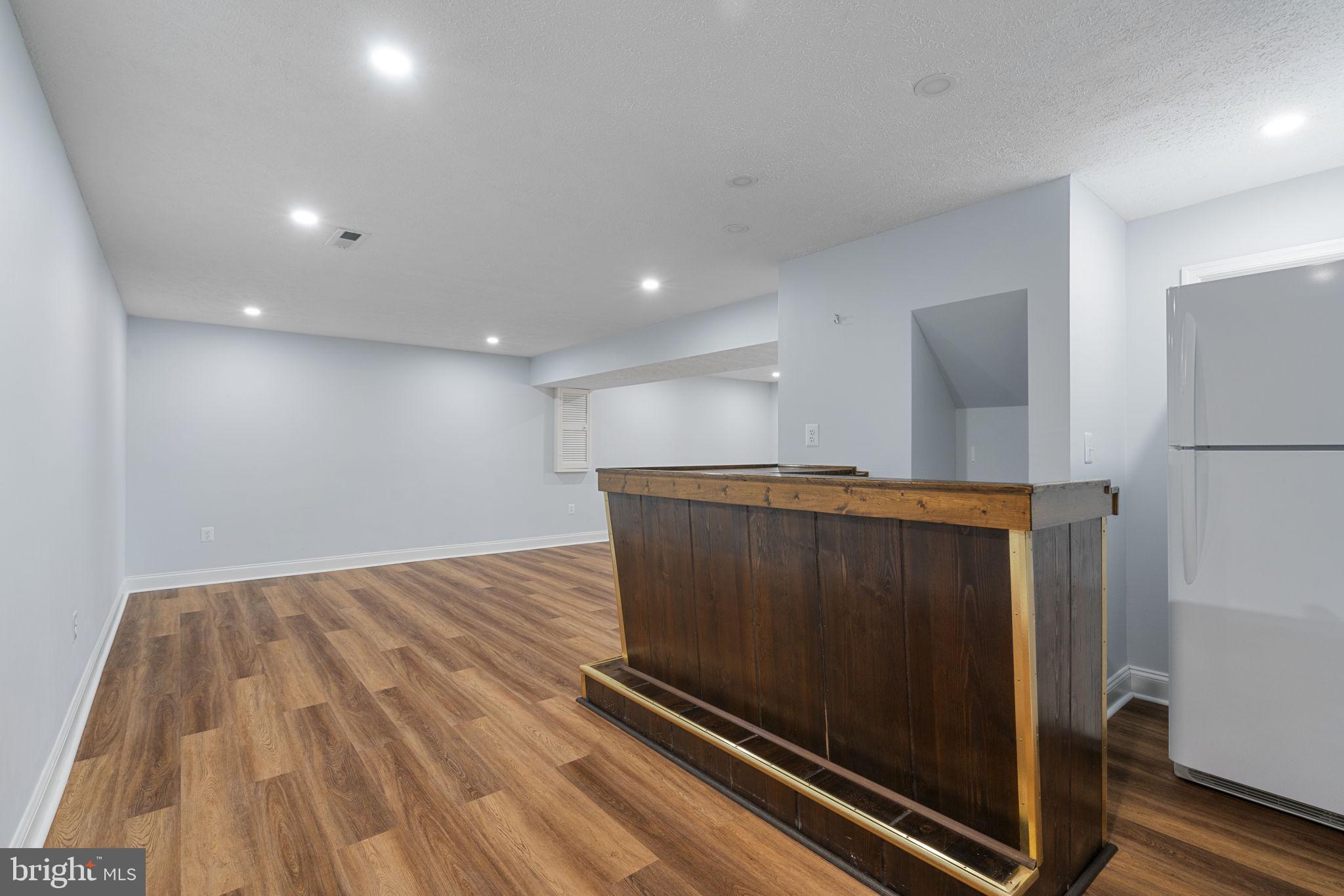 COUNTRY CLUB LAKE - Residential