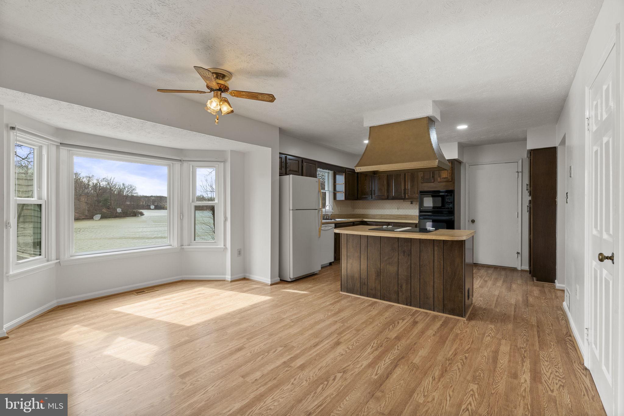 COUNTRY CLUB LAKE - Residential