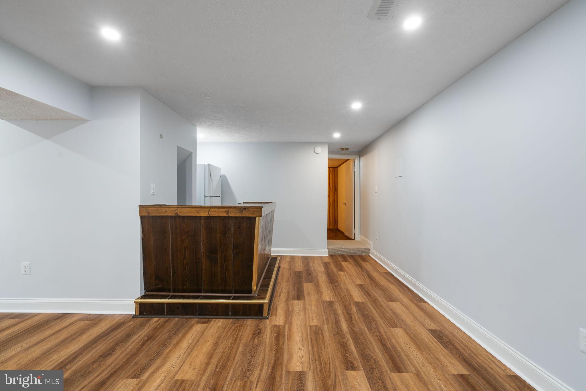 COUNTRY CLUB LAKE - Residential