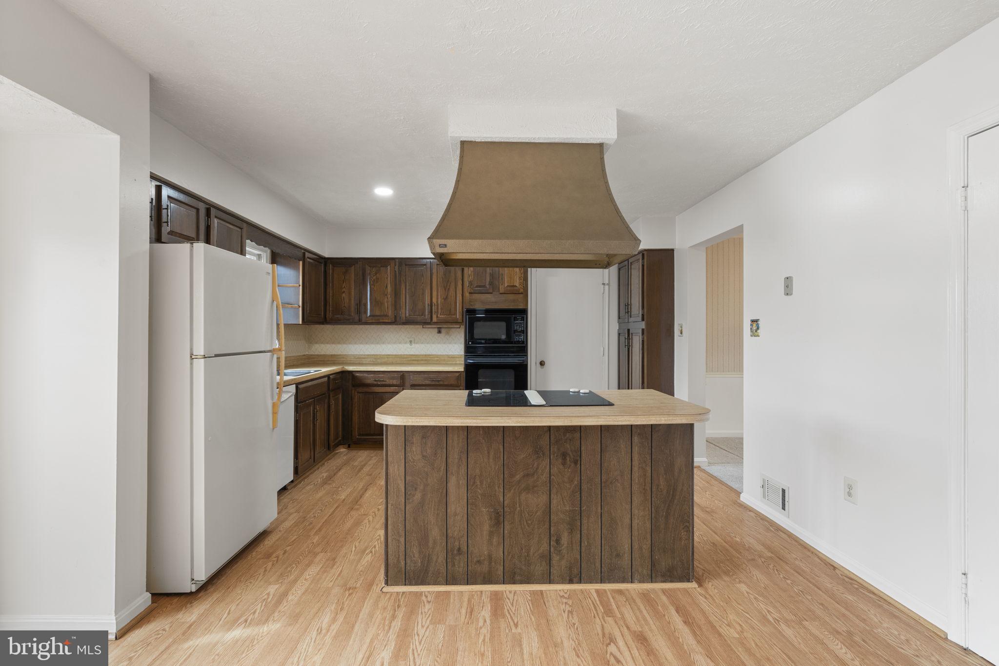 COUNTRY CLUB LAKE - Residential