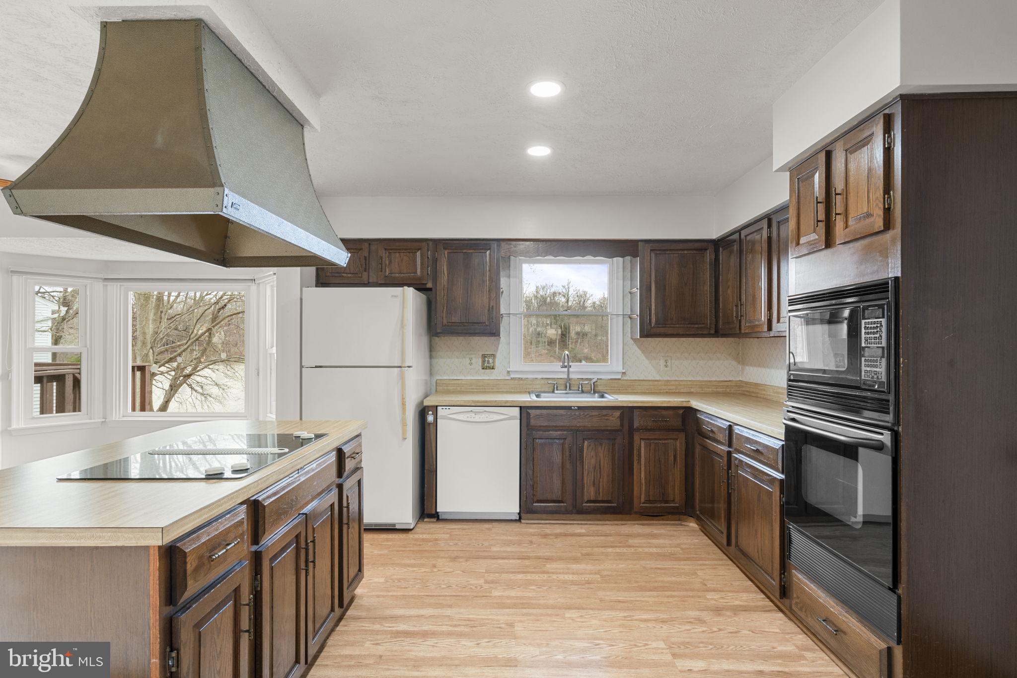 COUNTRY CLUB LAKE - Residential