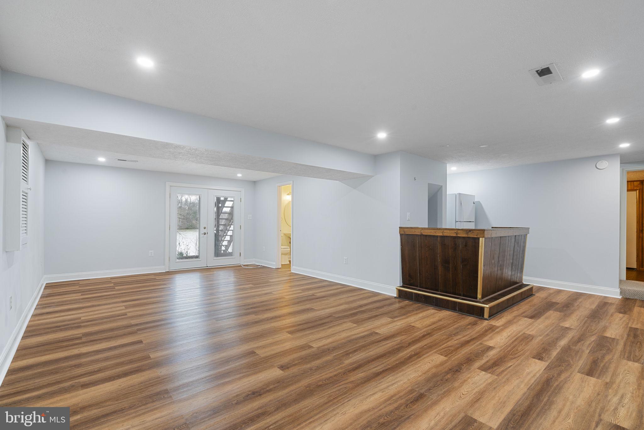 COUNTRY CLUB LAKE - Residential