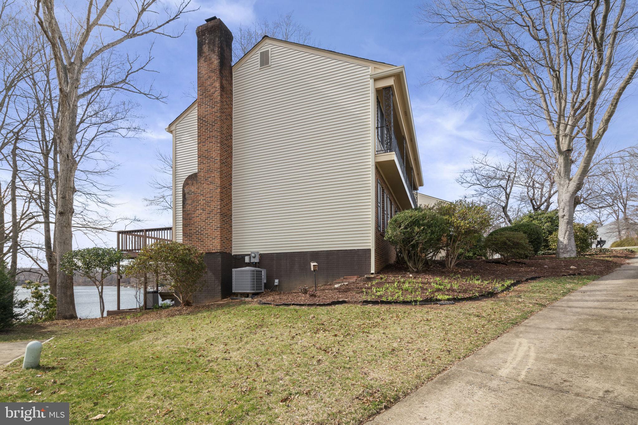 COUNTRY CLUB LAKE - Residential