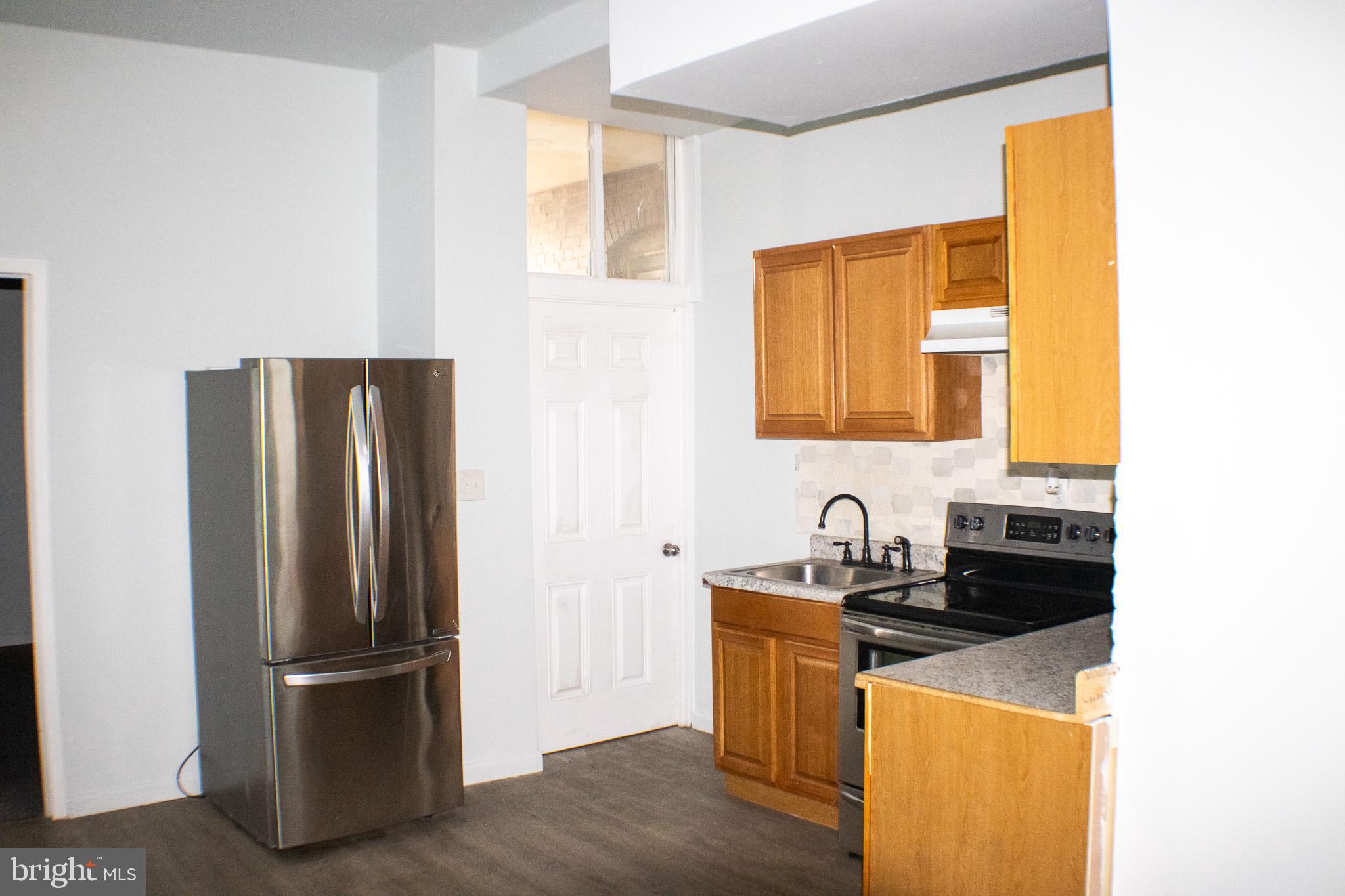 Now available: a practical and affordable 3-bedroom, 1-bath apartment located at 112C W Coal Street in Shenandoah. This upper-level unit is part of a multi-unit property and offers private access from 133 North West Street.
Features include a functional layout with three bedrooms, one full bath, and a dedicated entrance for added privacy. The lease term is one year.