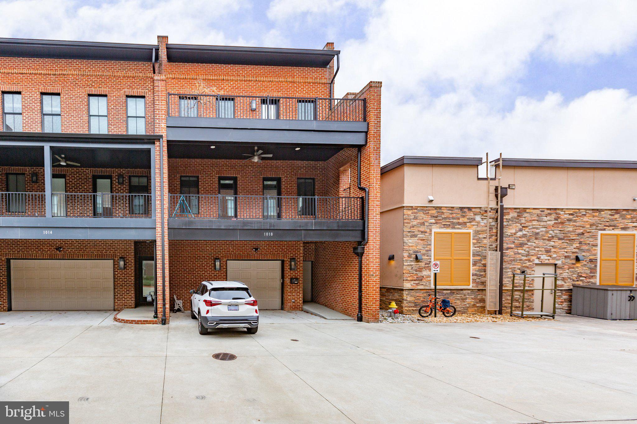 AMELIA SQUARE - Residential