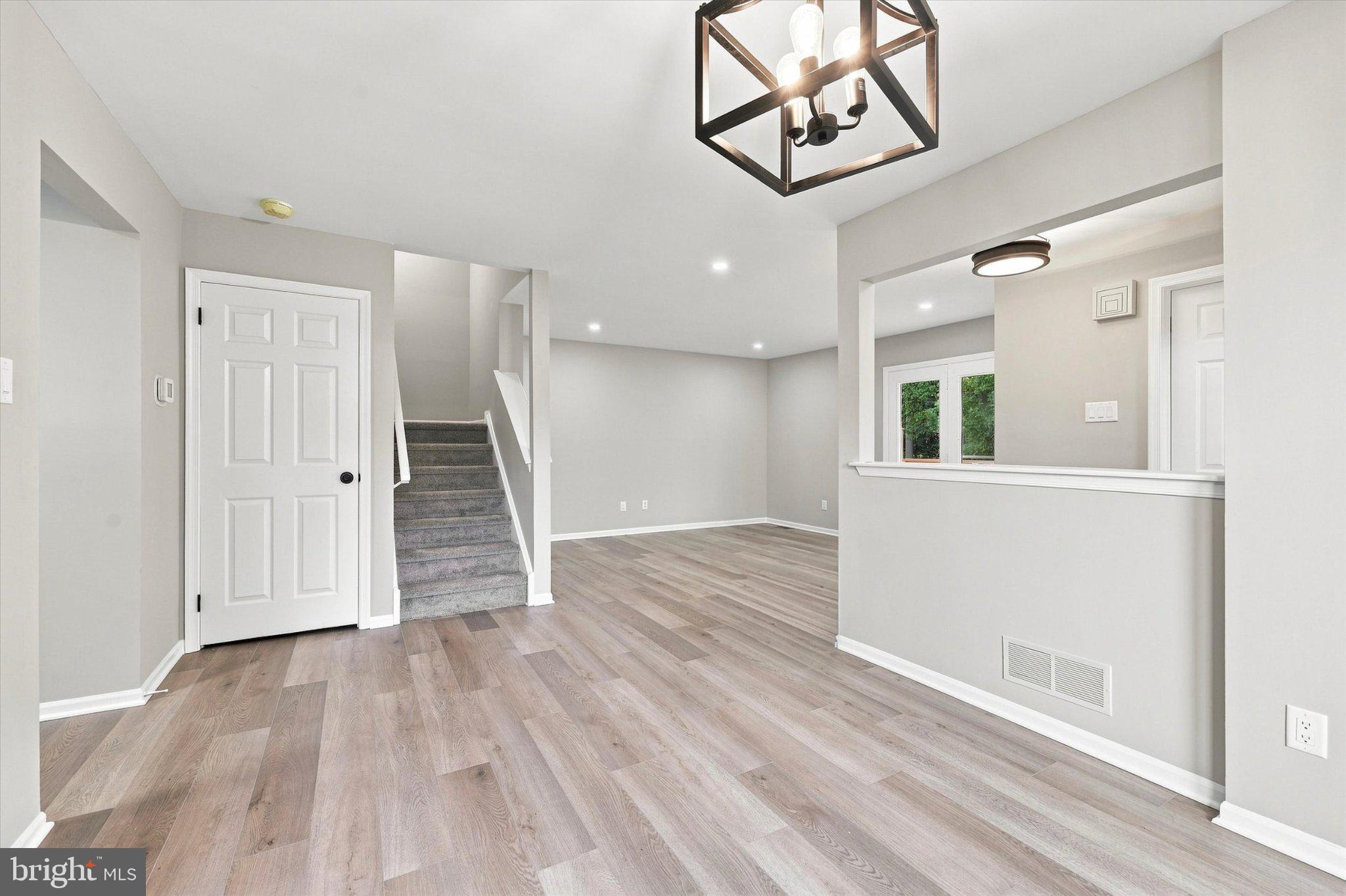 121 W THOMAS COURT 121