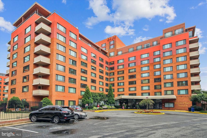 UPGRADED STUDIO UNIT!  2 BLOCKS FROM ROSSLYN  METRO, SHOPS, AND RESTAURANTS!  1 METRO STOP FROM DC!  WALKING DISTANCE TO GEORGETOWN! MINUTES FROM ROOSEVELT BRIDGE, REAGAN AIRPORT, THE W&OD BIKE TRAIL AND CRYSTAL CITY!! UTILITIES INCLUDED IN CONDO FEE EXCEPT FOR CABLE AND PHONE!  BUILDING AMENITIES INCLUDE ELEVATOR,  ON SITE LAUNDRY FACILITY, 24 HOUR CONCIERGE, SECURED ENTRY GATE, HUGE GYM WITH FREE FITNESS CLASSES, OUTDOOR POOL, HOT TUB, SAUNA, STEAM ROOM, PLAYGROUND, GRILLS AND GENEROUS GUEST PARKING! EASY ACCESS TO GW PARKWAY, LEE HIGHWAY AND  RT 50 AND 66! WELL QUALIFIED TENANT IS IN PLACE! INVESTOR'S DREAM!