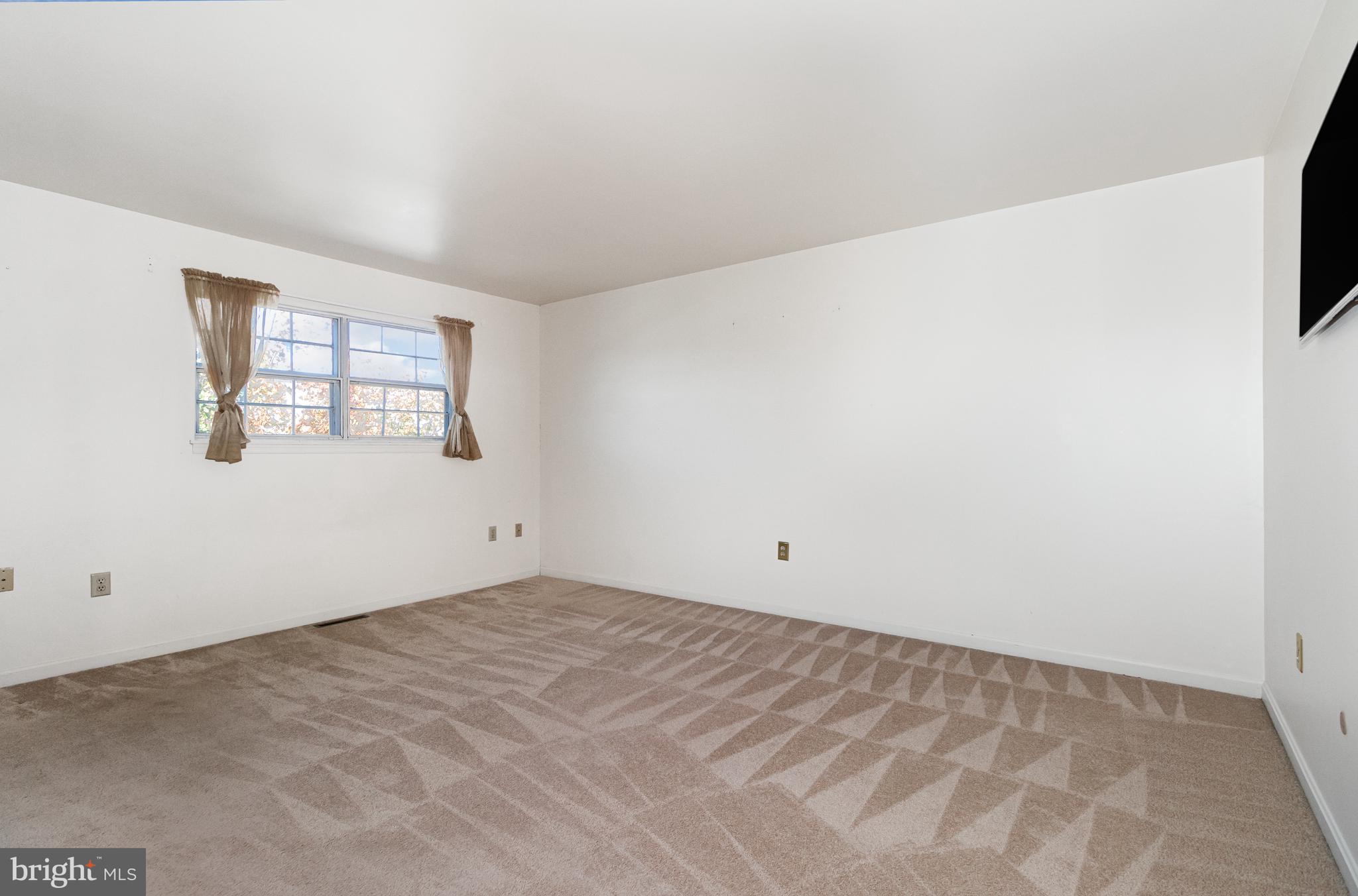 SPRING KNOLL - Residential