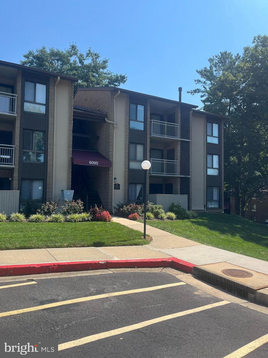 This ground level unit is charming and cozy oasis nestled near the heart of Columbia. features wood laminate flooring , separated dinning room, good size living space & private patio. Bedroom has additional side windows to allow for more natural sunlight. The location of this unit offers a nice and quiet place to relax.