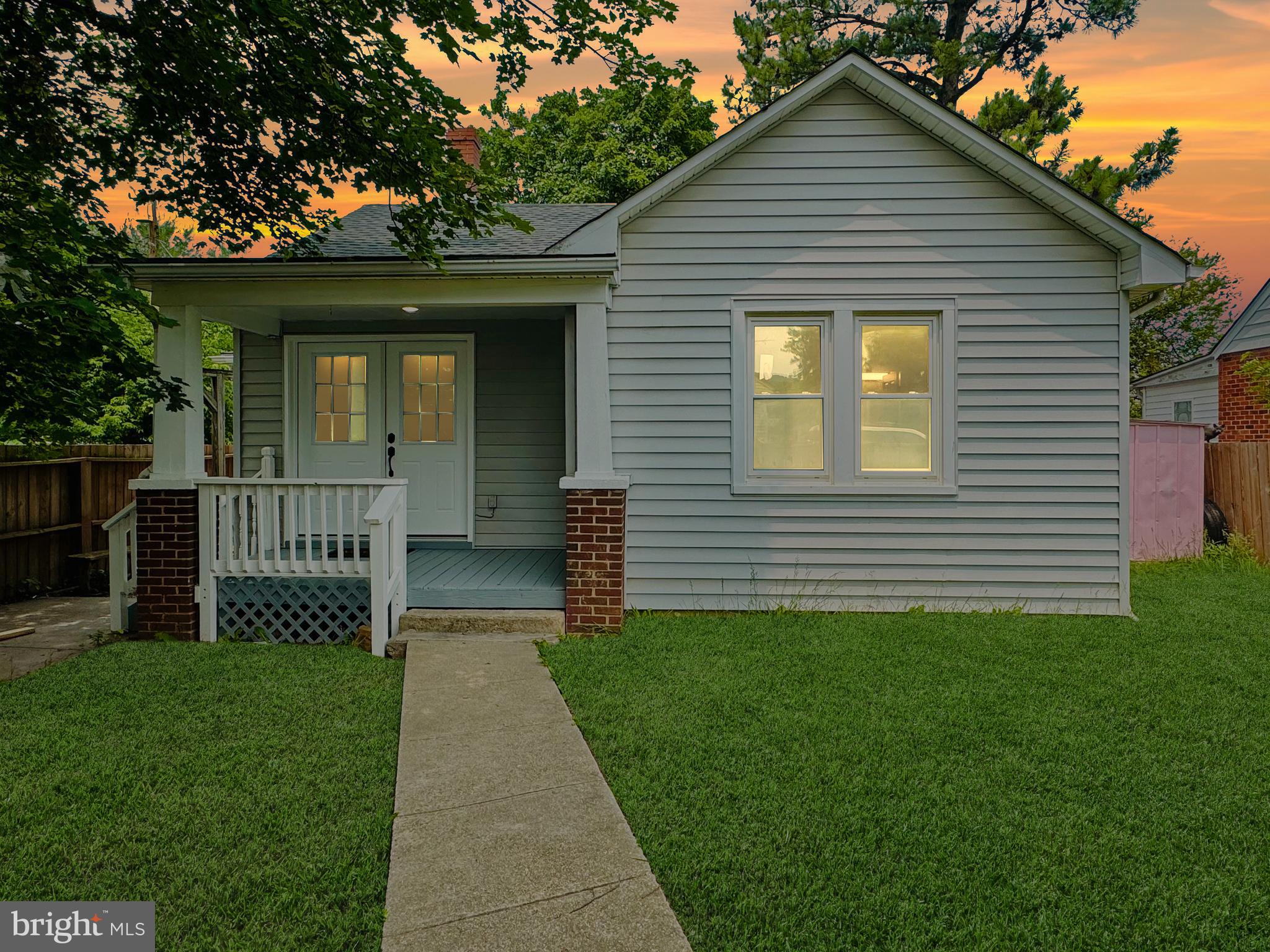 FULLY RENOVATED HOME!!
Step into this beautifully updated home featuring 2 spacious bedrooms, 2 modern bathrooms, and a fully fenced yard—perfect for relaxing or entertaining. This move-in-ready property has undergone a full renovation, including newly sanded and stained hardwood floors, a new roof and gutters, updated windows, and recessed lighting throughout. Enjoy a bright, contemporary kitchen with modern finishes, as well as sleek bathroom upgrades that offer both comfort and style. With central air conditioning and thoughtful improvements inside and out, this home blends charm, convenience, and quality in one perfect package. Just a coulpes blocks away from restaurants, shopping and a few minutes from DOWNTOWN! Schedule your appointment now!