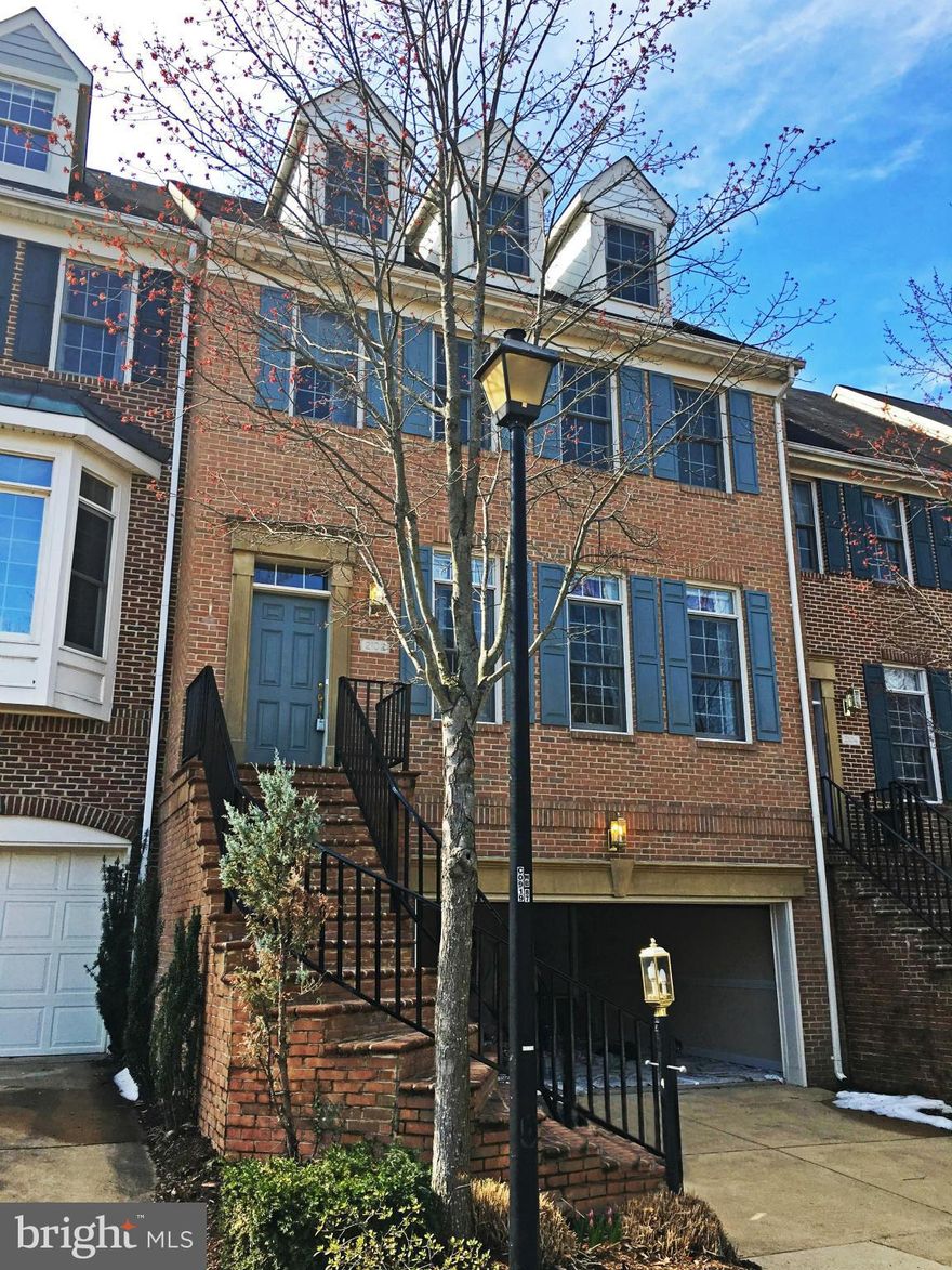 LARGE TOWNHOME IN CLOSE-IN HILLCREST COMMUNITY.  Video Tour:  https://bit.ly/3bDBRIR Perfect for busy commuters   single, couple or family.  Don't delay seeing this lovely home, ready for easy living.  Large rooms & lots of light! 3 fireplaces, hardwood floors, separate dining room, patio garden opens from kitchen/family room,  2-car garage.  No more than 2 incomes.  No smoking.  Pets case-by-case w/deposit.Enjoy this video tour:  https://bit.ly/3bDBRIR