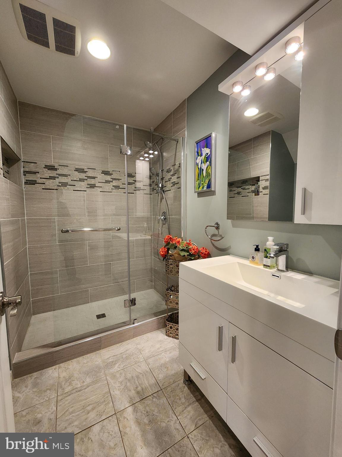 VANTAGE POINTE - Residential