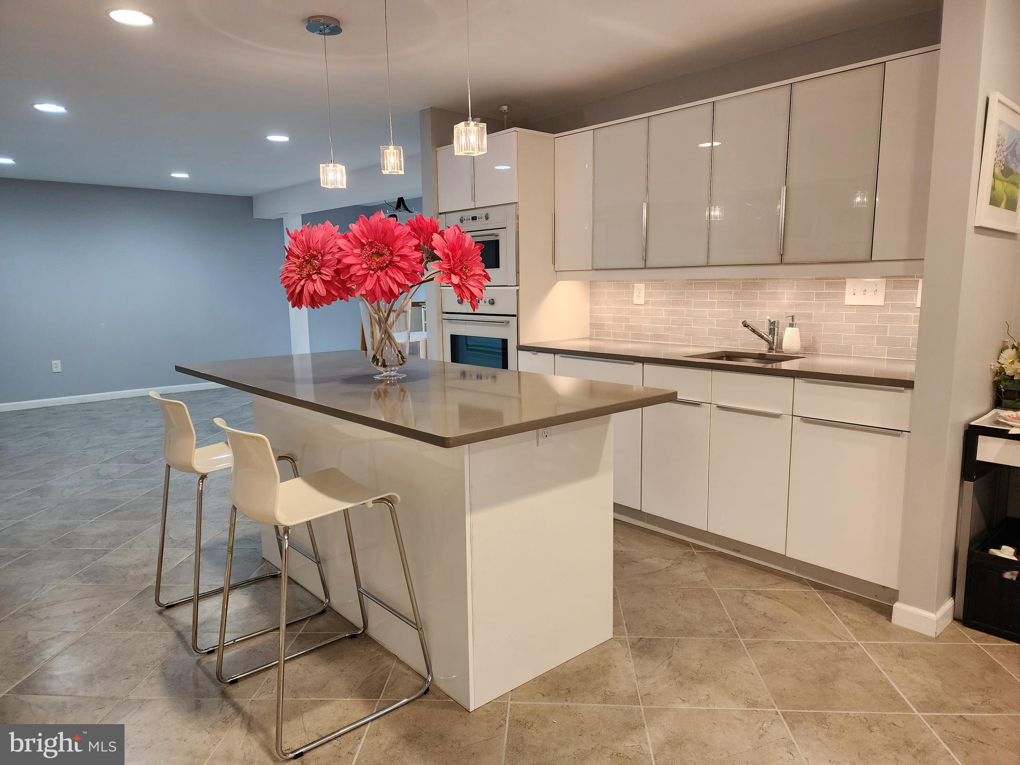 VANTAGE POINTE - Residential