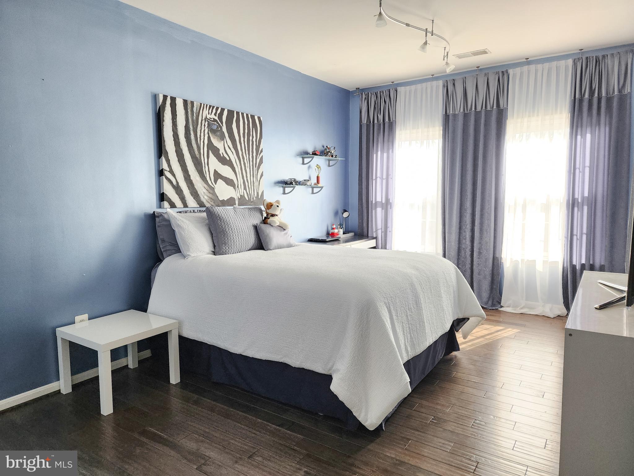 VANTAGE POINTE - Residential