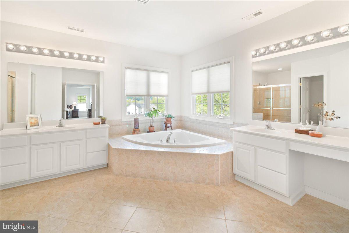 WINDSOR KNOLLS - Residential