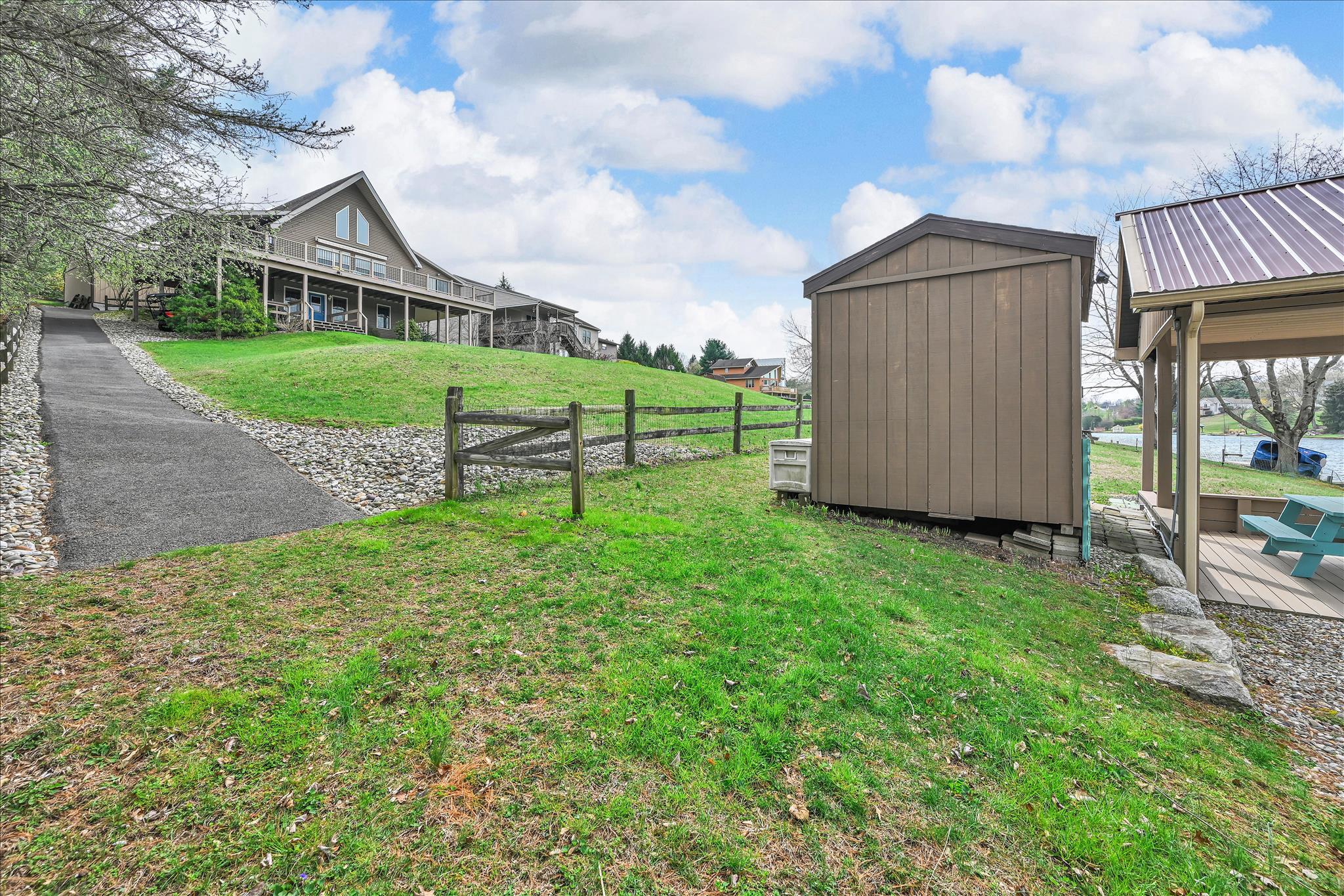 LAKE WYNONAH - Residential