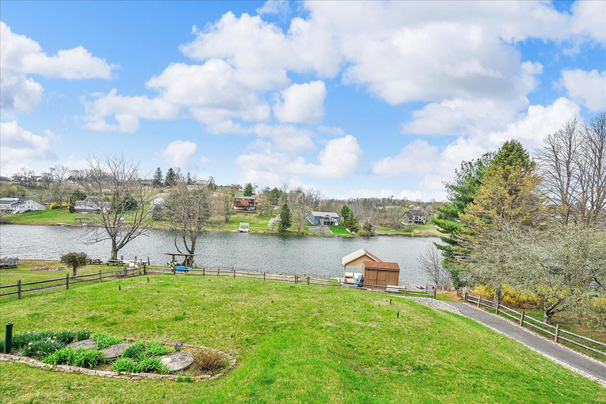 LAKE WYNONAH - Residential