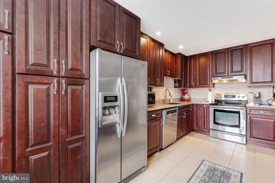 DEVONSHIRE TOWNHOMES - Residential