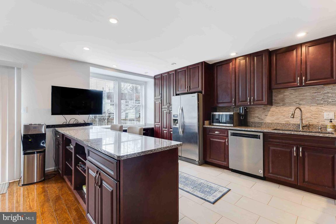 DEVONSHIRE TOWNHOMES - Residential