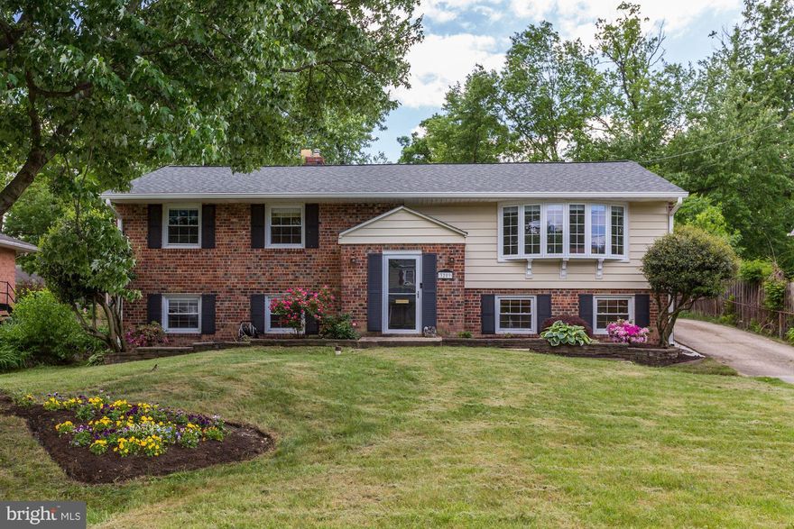 Open, light filled  & modern!  Gorgeous kitchen (2015) with SS appliances, hardwoods, big bay window liv room, open dining room, Master suite with updated baths, 2 more big bedrooms and renovated bath up.   Daylight lower level with gas fireplace, big guest suite, fin exercise/crafts rm and loads of storage. Home warranty, 2 car detached gar as is, long driveway, on 1/3 acre pvt lot -ITS A 10!