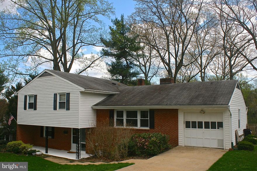 Beautiful home that backs to Springfield Golf course! New wall to wall carpet in the basement with gleaming hardwood throughout the rest of the house. Huge fully fenced backyard. Granite counter tops with quaint breakfast bar leading into dining room. A golf lovers dream house with a tree fort for the kids! 2-3 year lease preferred
