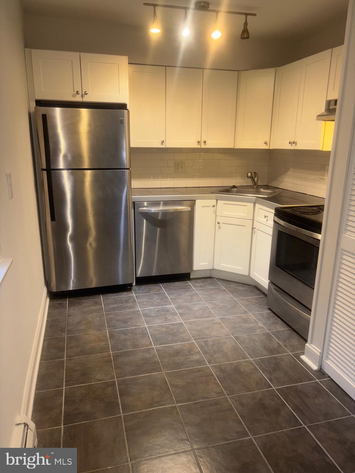 VALLEY HOUSE - Residential Lease