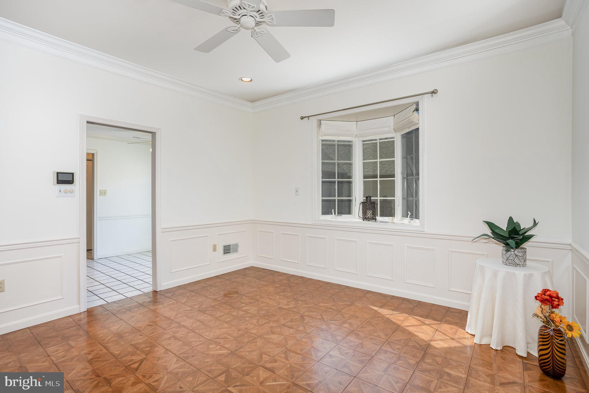 8 KENSINGTON SQUARE