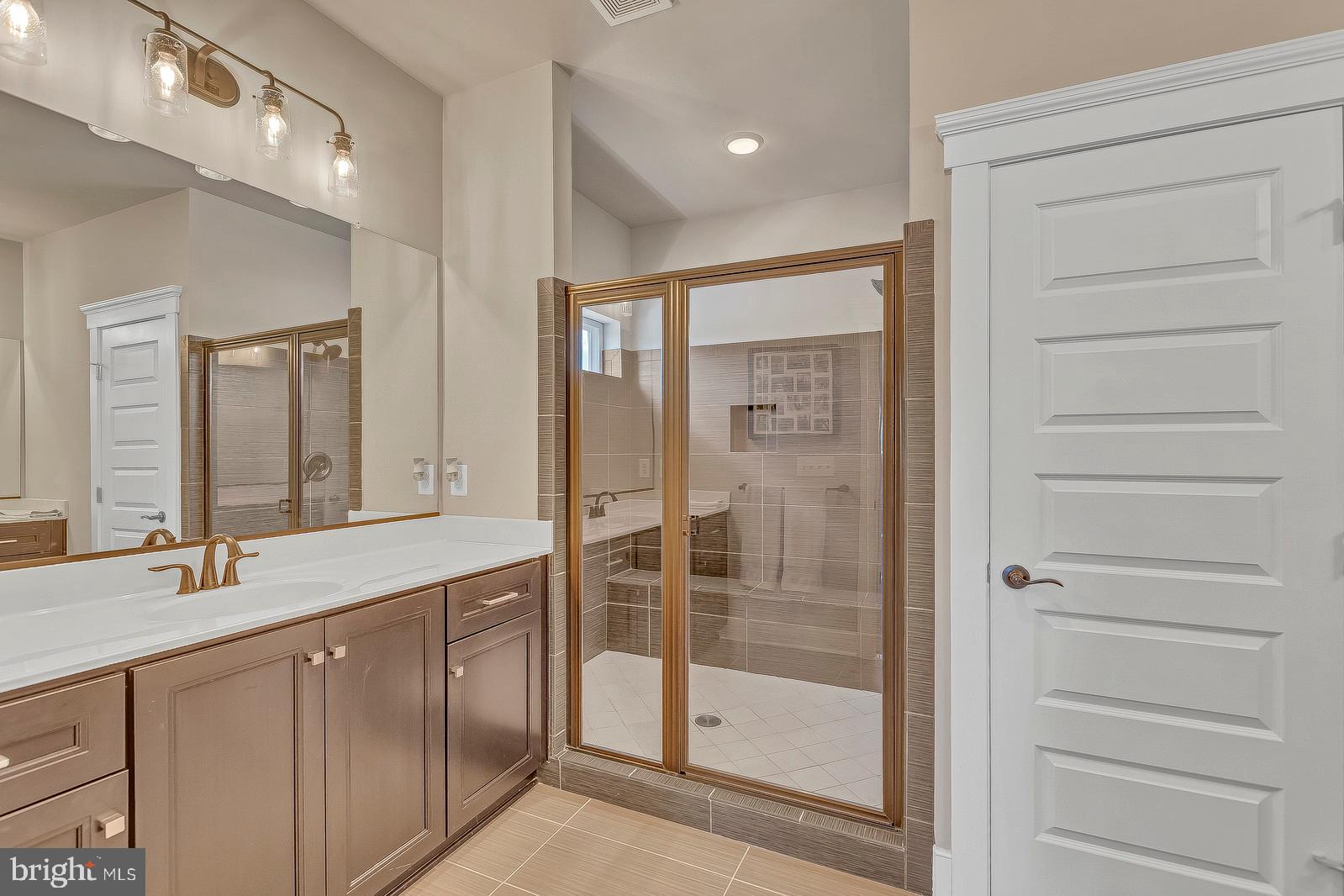 ADMIRALS SQUARE - Residential