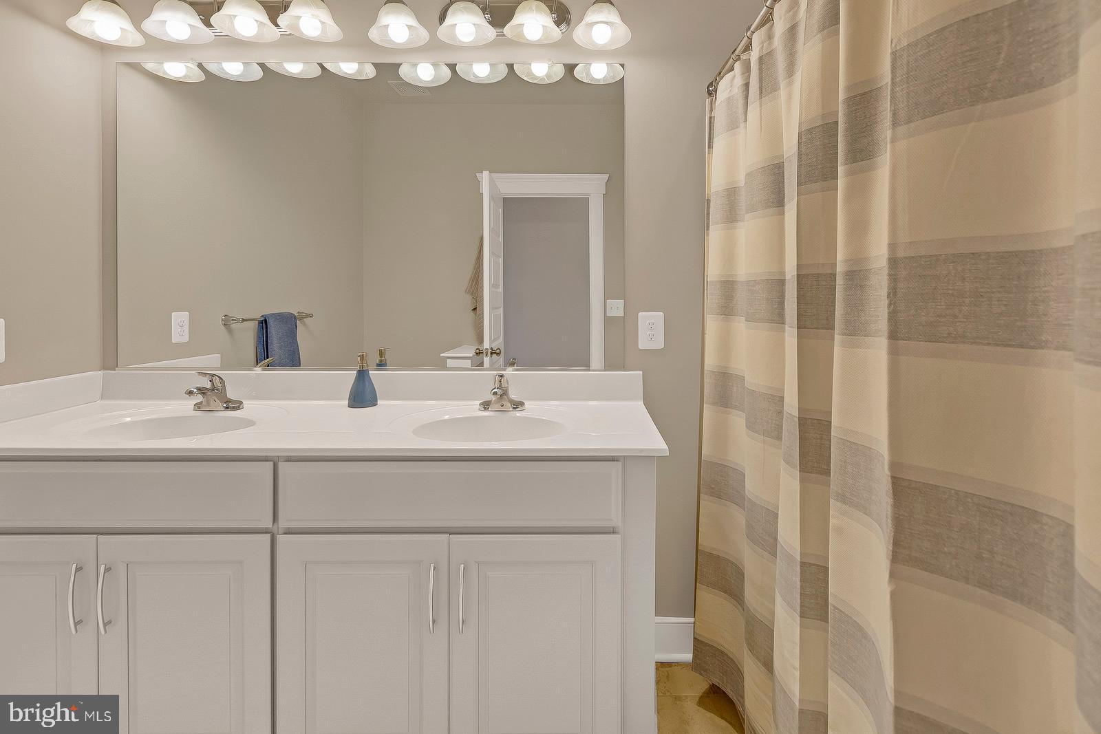 ADMIRALS SQUARE - Residential