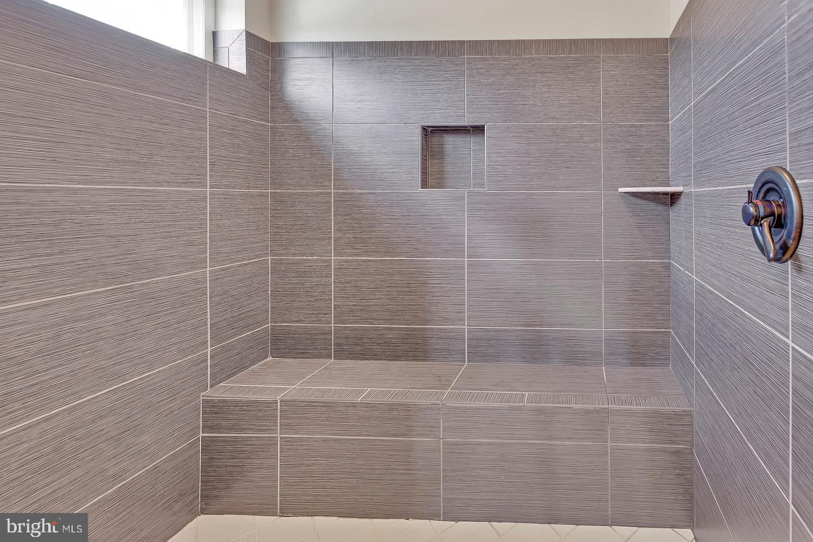 ADMIRALS SQUARE - Residential